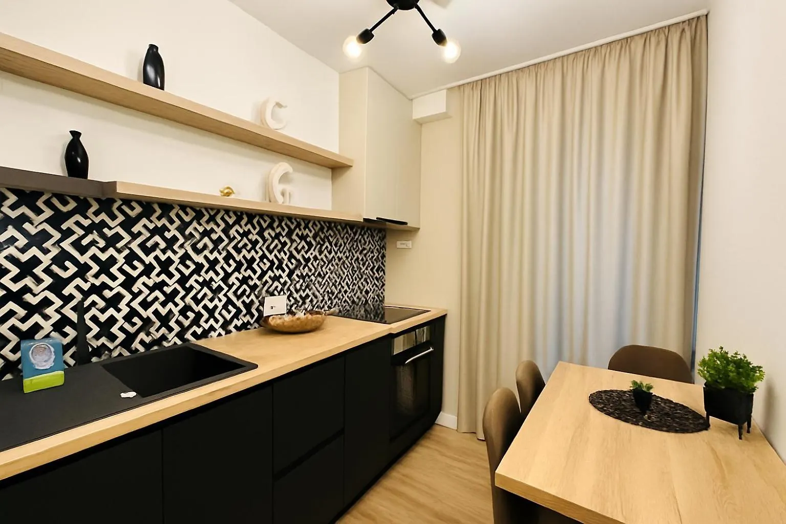 Wood Exclusive Studio Bukareszt 0*,  Rumunia